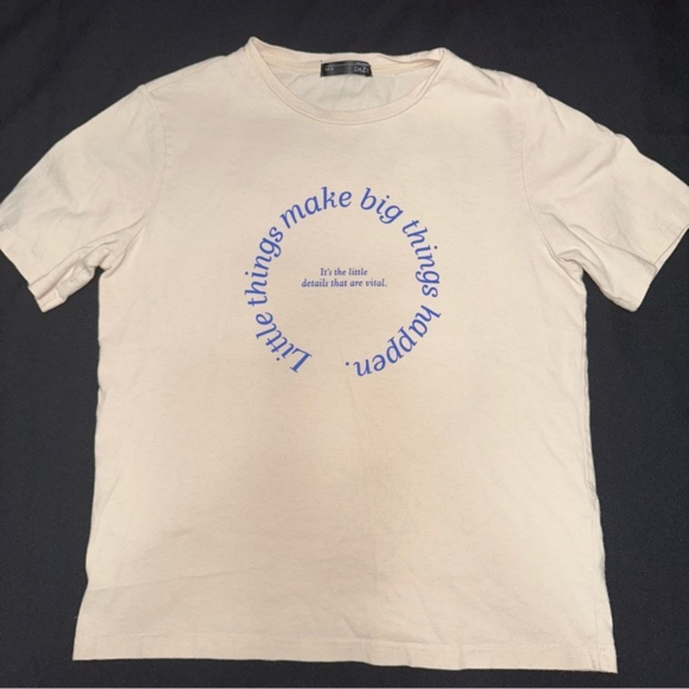 Dazy t-shirt cream with royal blue‎ writing size M